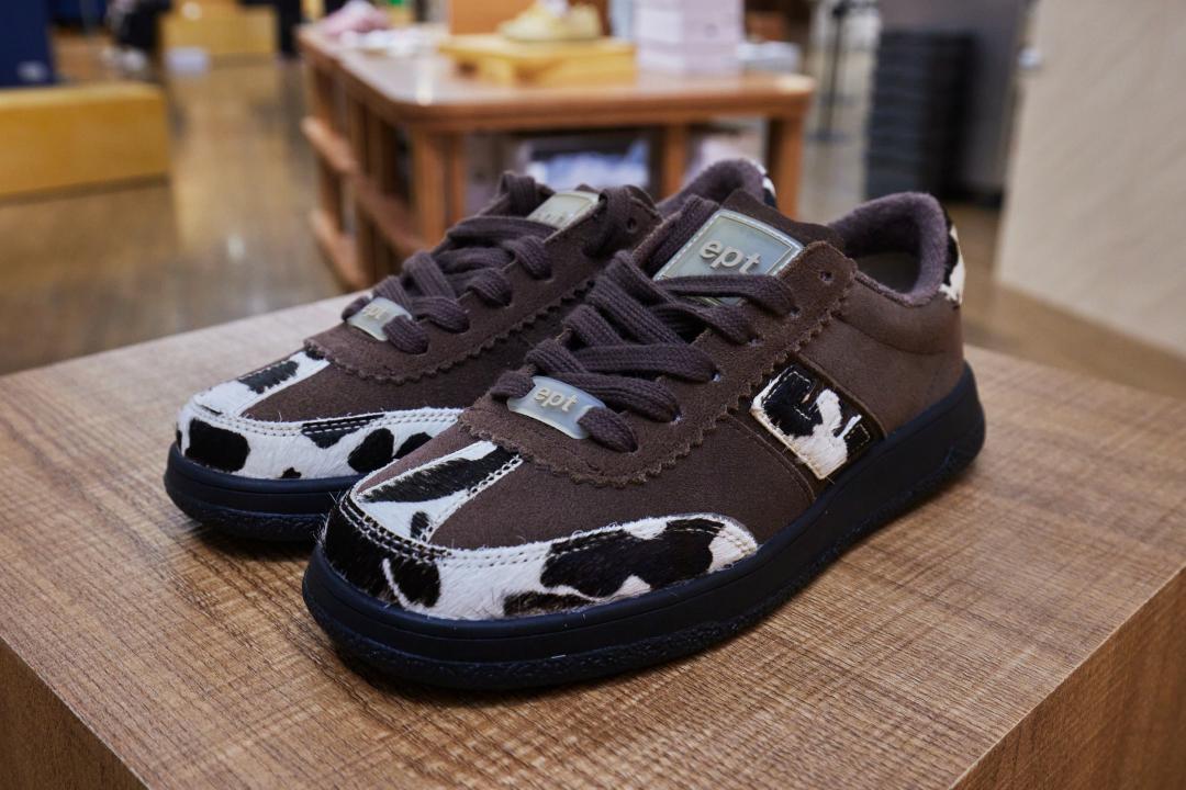 秋冬動物森林系列乳牛紋SANTOS運動鞋，售價NT$4,100元。