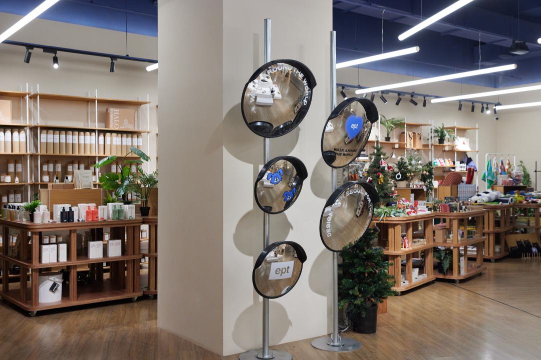 超好拍的凸面鏡裝置，隨便拍就能出片。