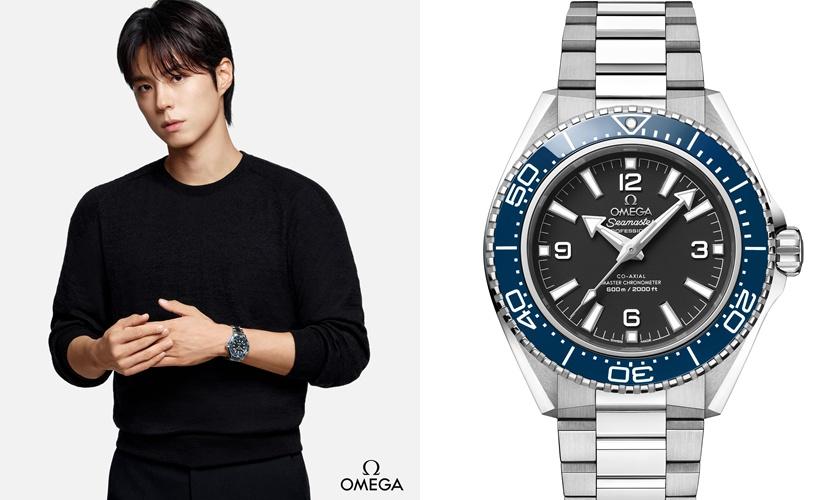 首波釋出的宣傳照，樸寶劍佩戴海馬Planet Ocean腕錶。(OMEGA提供)