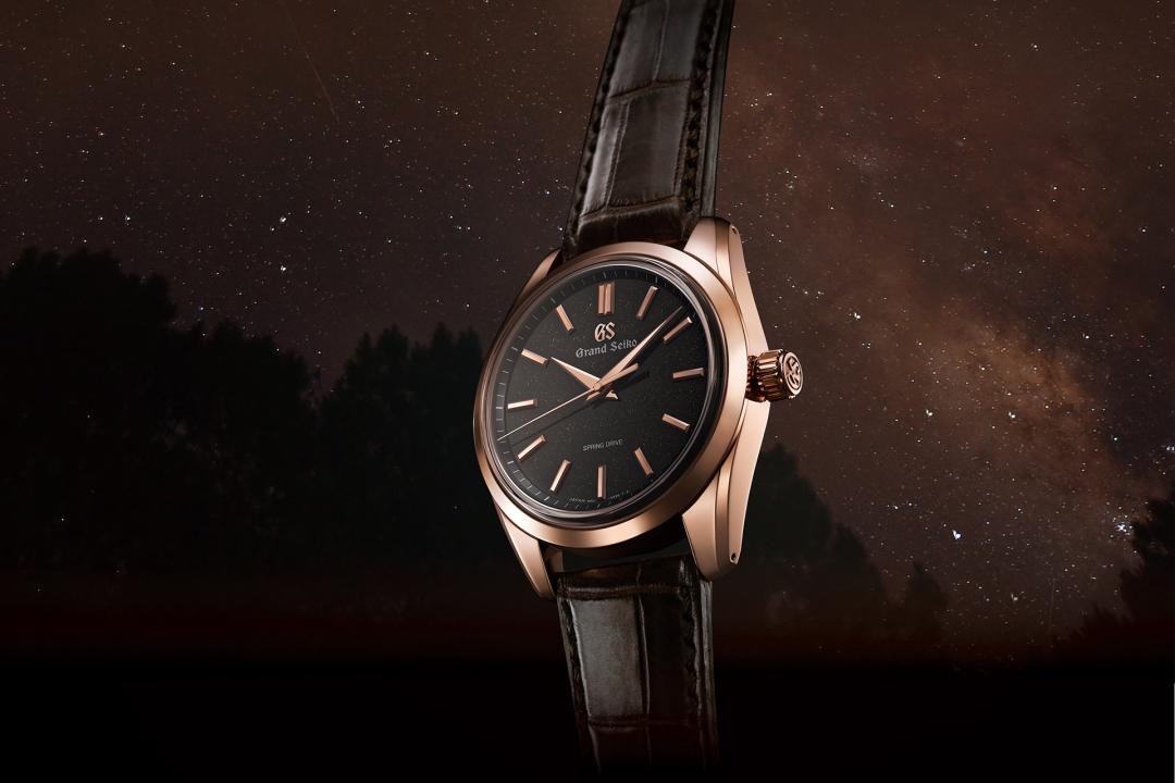 錶盤閃耀繁星點點，呼應日本長野縣的星空。