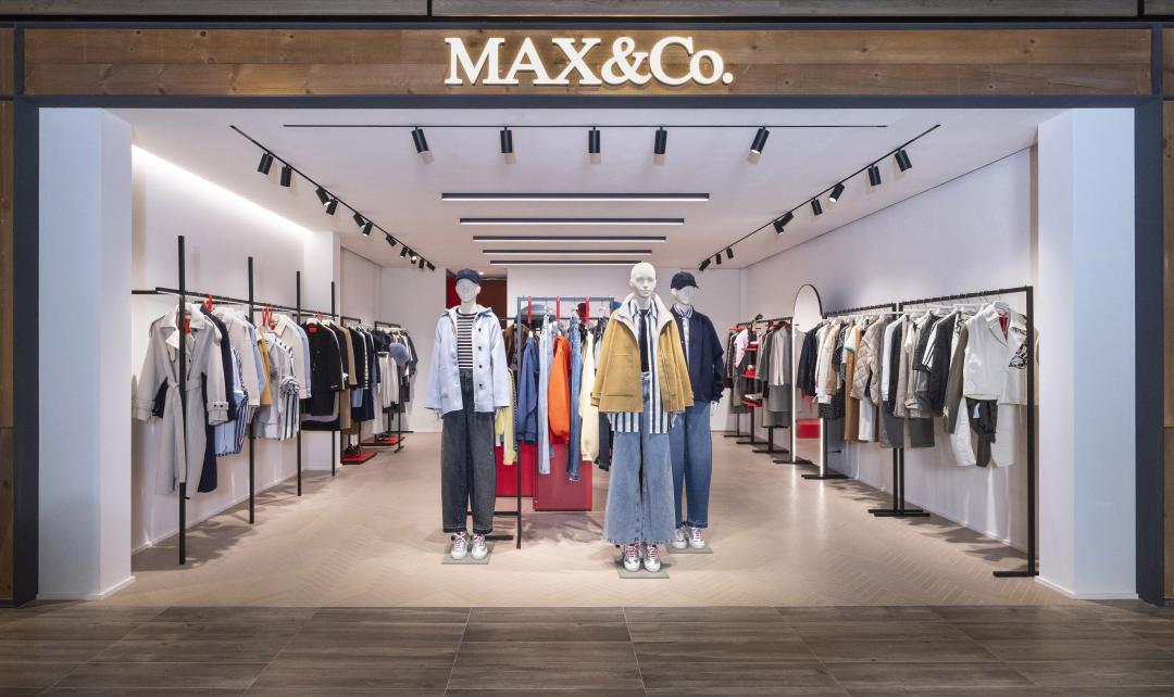 MAX＆Co.是Max Mara集團旗下最前衛也最具實驗精神的品牌，風格活潑年輕。