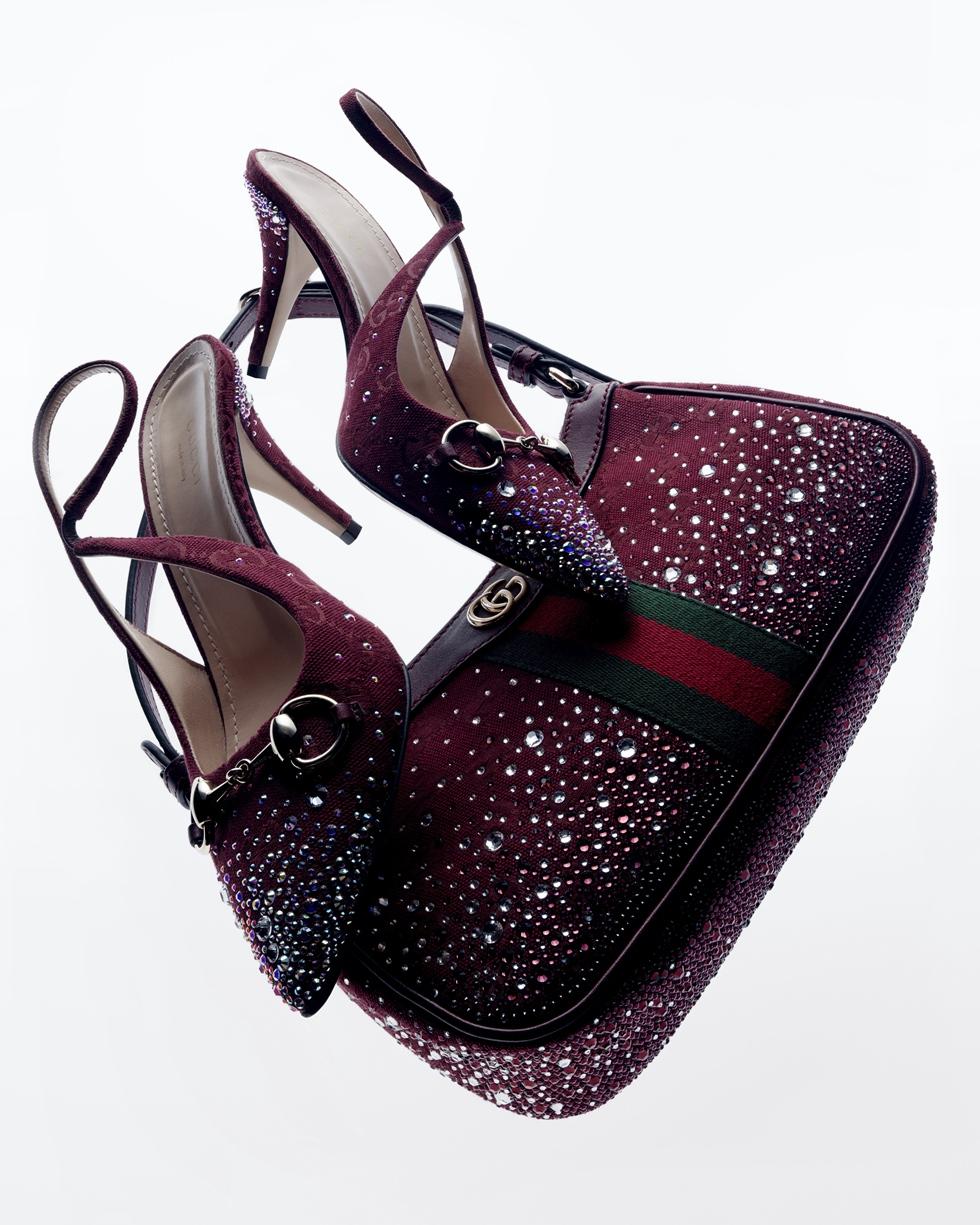 GUCCI Ophidia系列漸層水鑽熱壓裝飾手提包，97,500元。馬銜釦漸層水鑽繫帶高跟鞋，價格店洽。