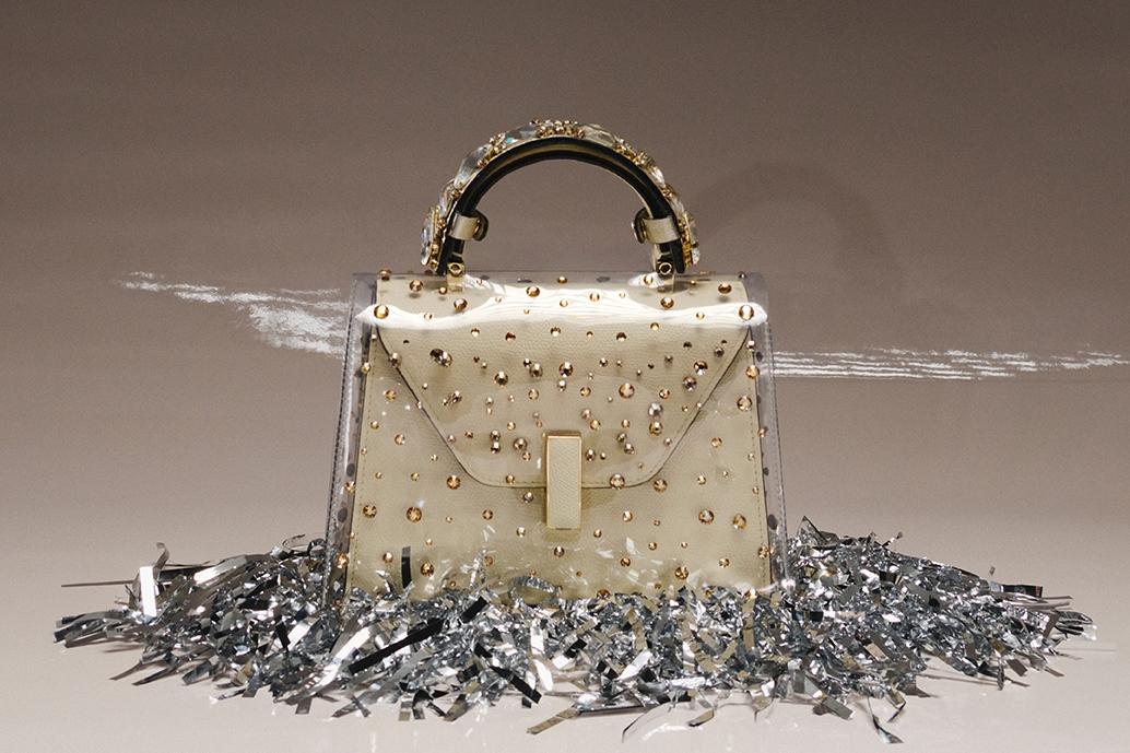 Valextra Iside micro羊皮紙白色包款，125,000元。鑽石雨衣18,100元，鑽石提把22,000元。