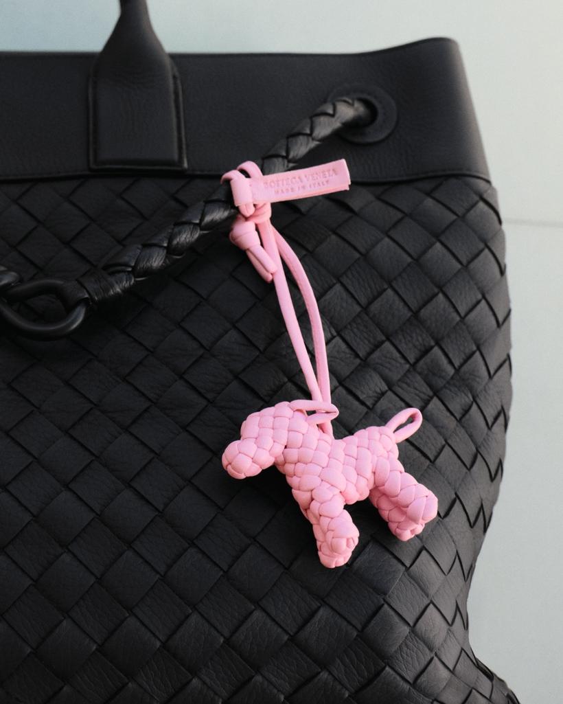 BOTTEGA VENETA Intrecciato 編織皮革狗狗造型掛飾（淡粉色），20,600元。