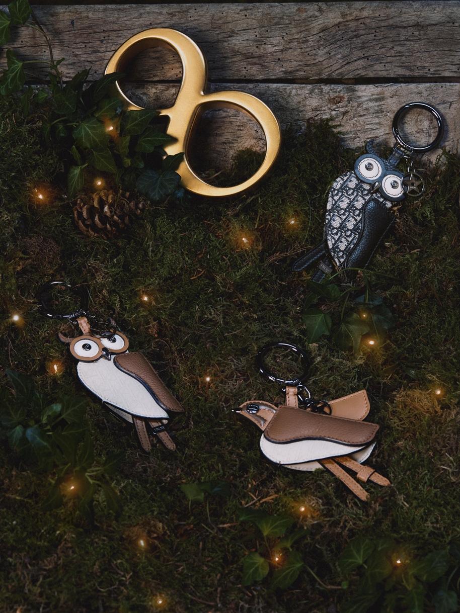 （左起）Dior Saddle貓頭鷹、雀鳥造型皮革鑰匙圈，各22,000元。