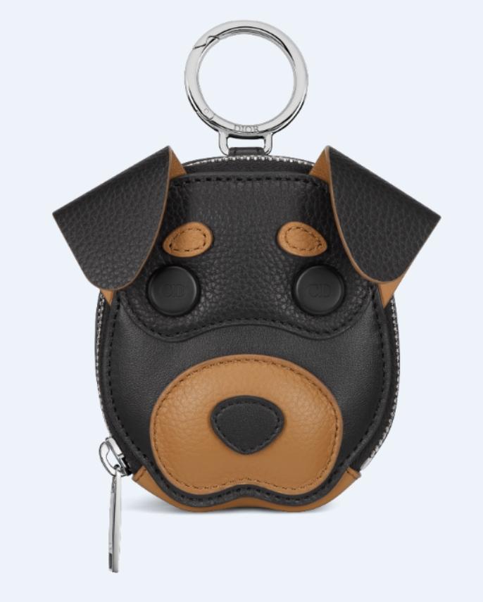 Dior Bobby黑色與棕色拼接吊飾小包，33,000元。