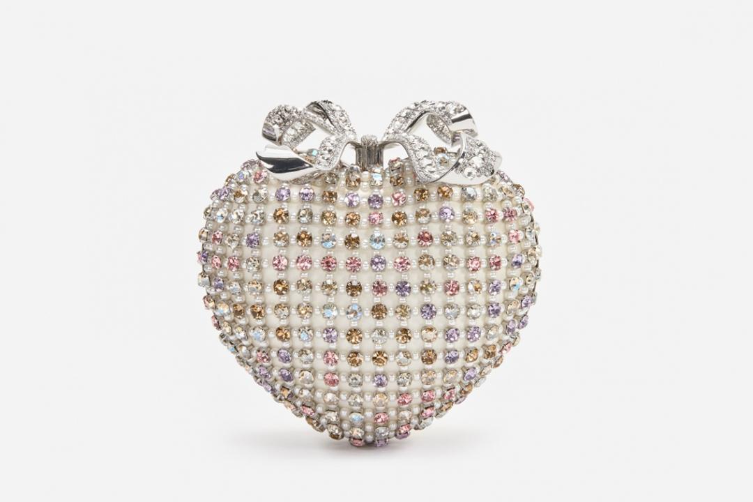 self-portrait水晶心形手拿包，25,800元。