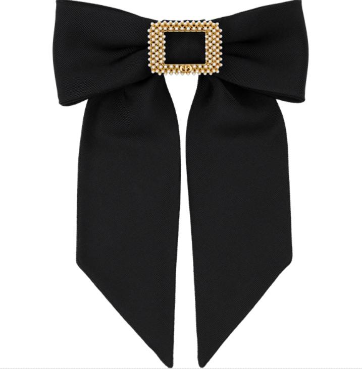 Dior Twist大型蝴蝶結珠飾髮夾，27,000元。