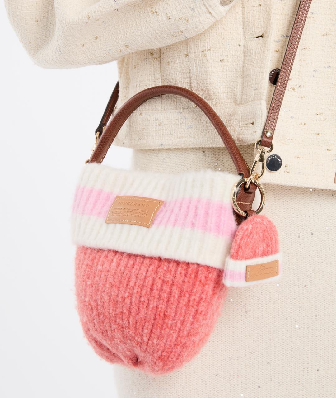 LONGCHAMP Le Pliage Cocooning系列毛帽造型斜背包，13,100元。毛帽造型吊飾掛圈，5,900元。