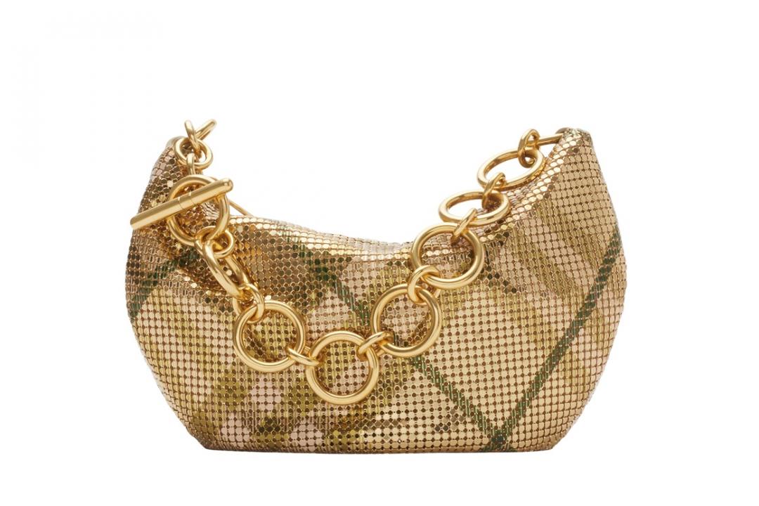 BURBERRY雲雀色Chainmail包，65,000元。
