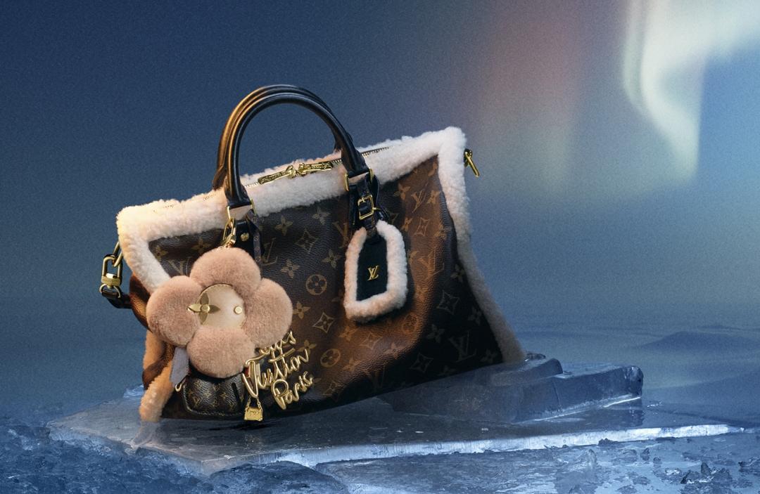 LOUIS VUITTON Speedy Soft 30 Teddy，138,000元。Vivienne Fashionista包包吊飾，44,500元。LV Lettering包包吊飾，20,300元。