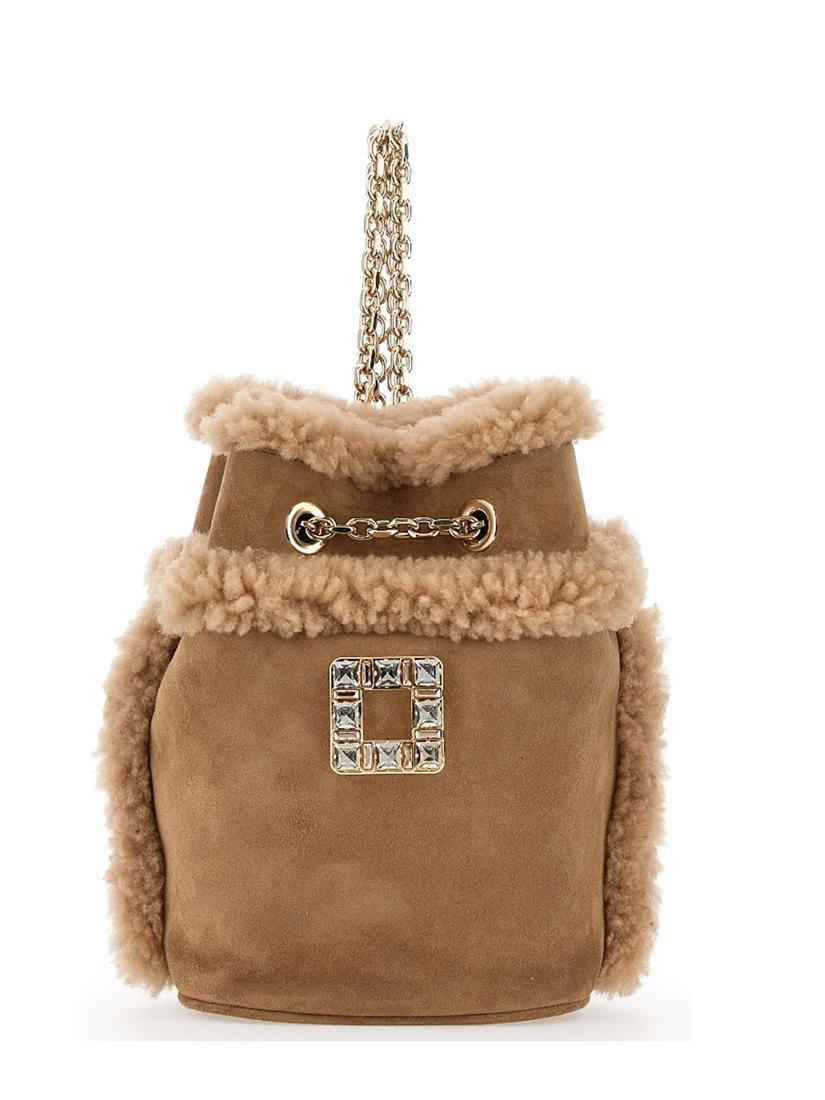 Roger Vivier Tres Vivier淺焦糖羔羊毛水晶釦後背包，80,000元。