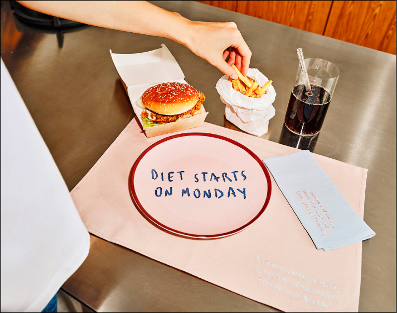 「DIET STARTS ON MONDAY（週一開始減肥）」趣味餐盤，一組兩個4,790元。
