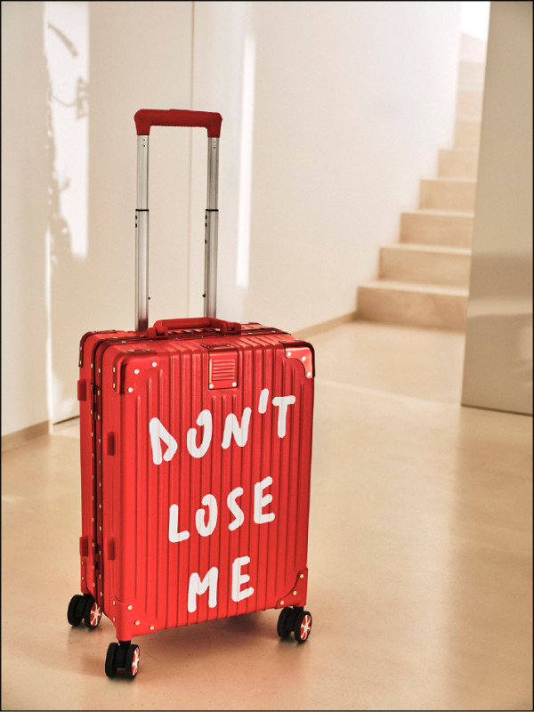 搶眼的紅色箱體與白色字樣，展現極高的辨識度。勿忘我行李箱，14,990元。