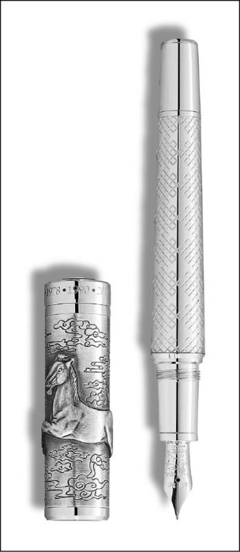 MONTBLANC以駿馬結合各種吉祥圖案，推出生肖與符號系列馬年限量版512鋼筆，限量512支，每支214,300元。