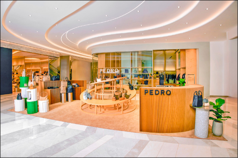 PEDRO以Demi包款的弧形線條輪廓為靈感，在Dream Plaza開設期間限定快閃店。