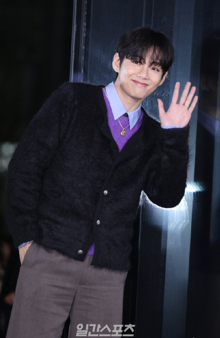 金泰亨走活潑的撞色路線。