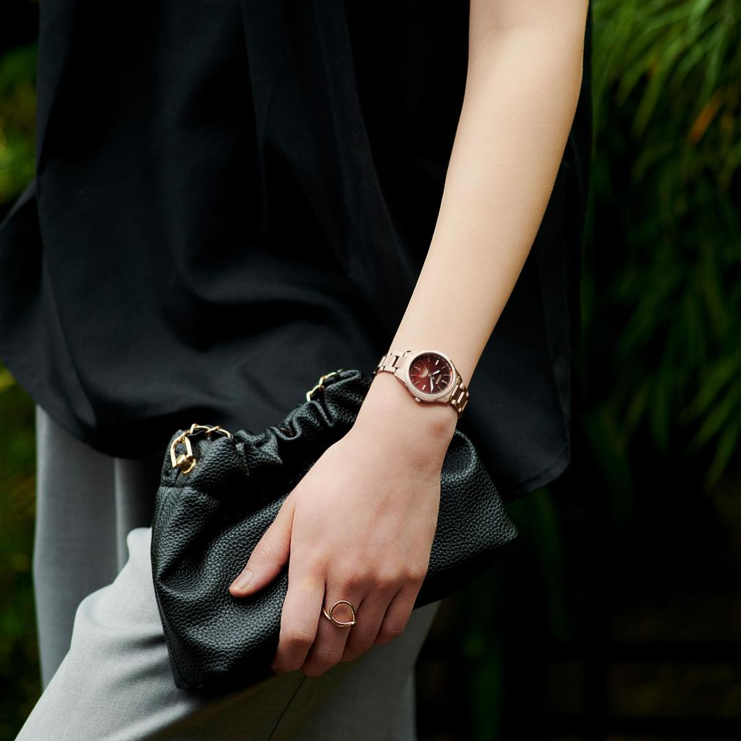 EE1004-73W錶款以赤陶色到棕色的漸變錶盤，表現地球土壤的層疊美感。