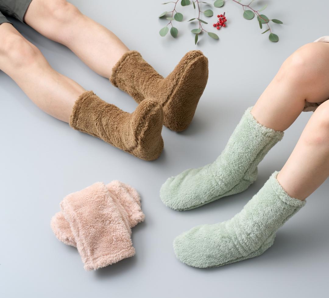 男女再生聚酯纖維絨毛刷毛室內直角襪，190元。