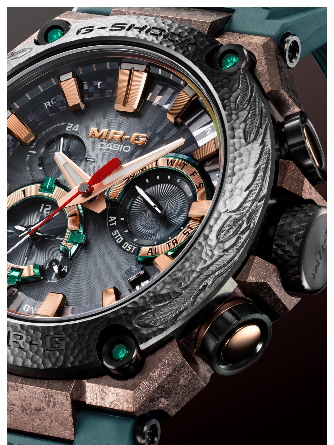 錶殼重現日本刀劍上的「沸」結晶紋理，並經過深層硬化處理。