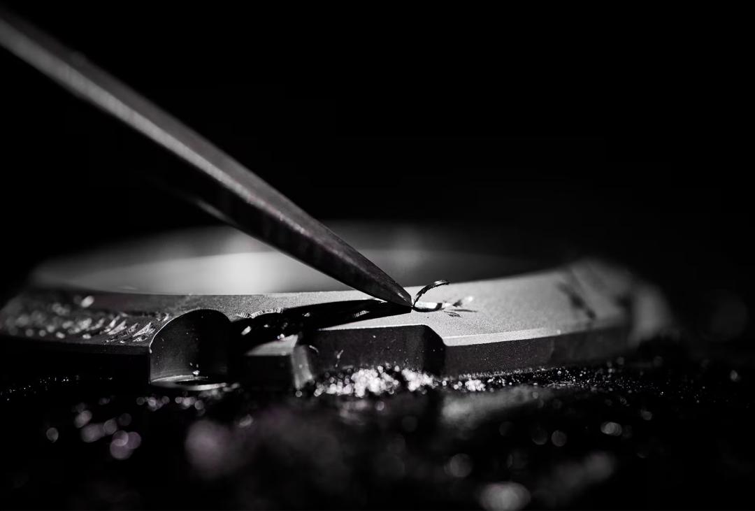 錶圈由小林正雄全手工精心雕琢。