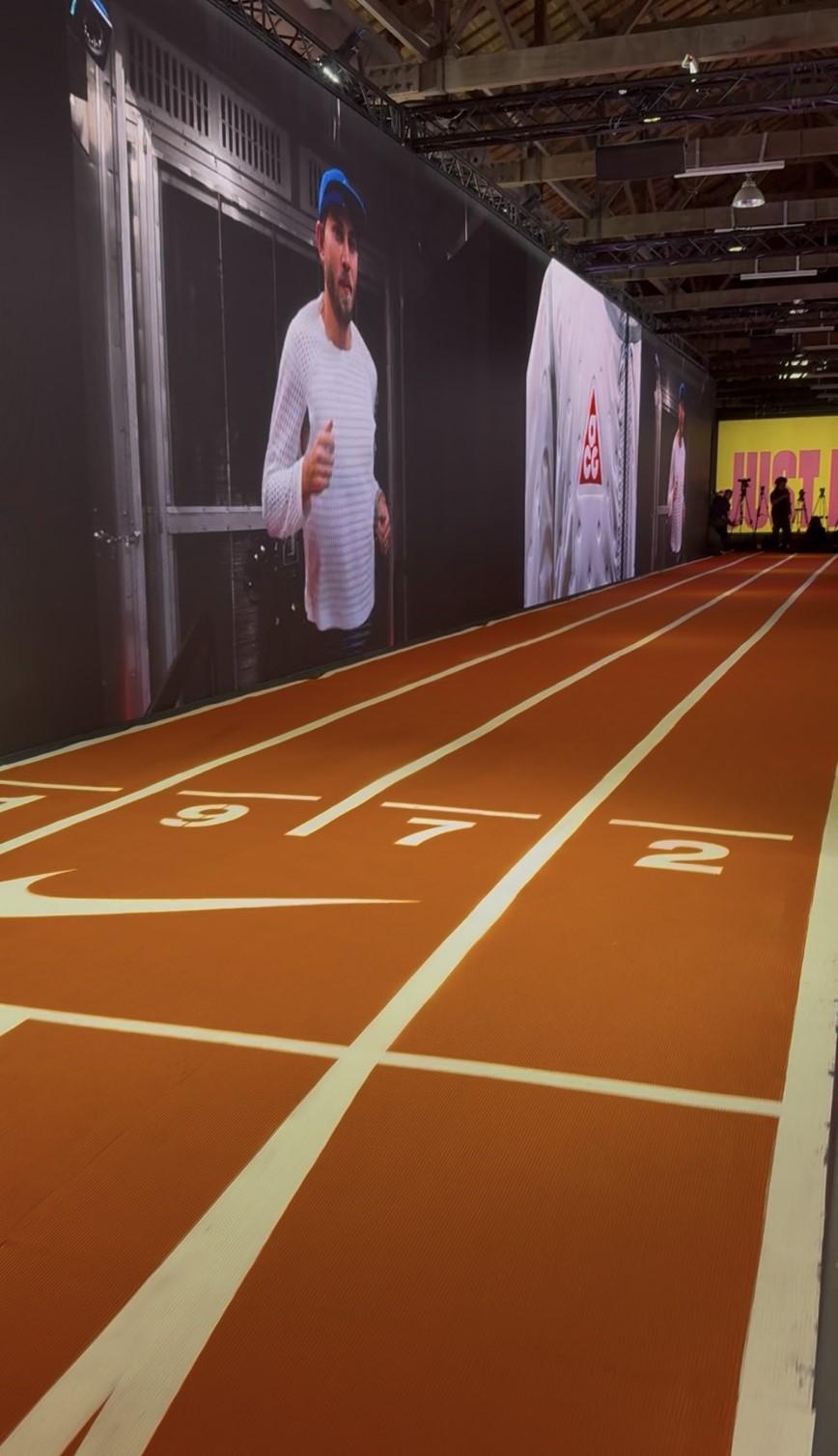 超震撼的中央跑道，兩側LED牆循環播放跑步相關的精採影片。（記者余崇慧攝）