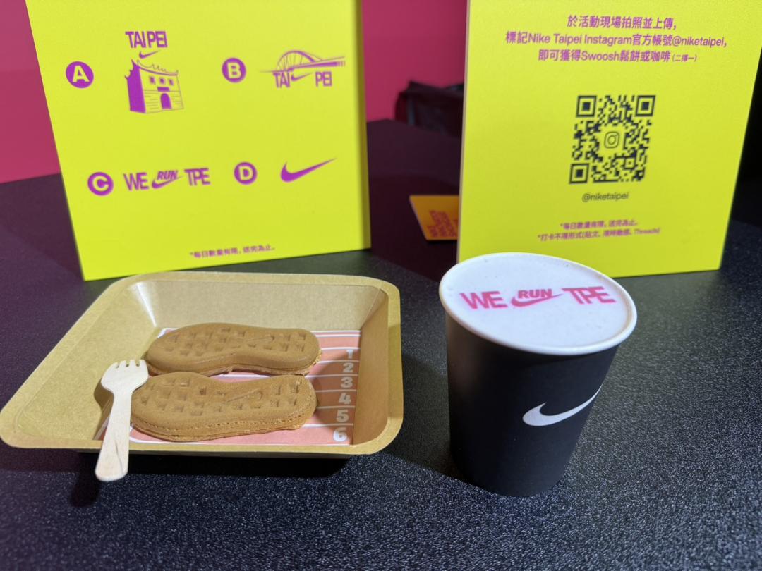 鞋底鬆餅及咖啡。（記者余崇慧攝）