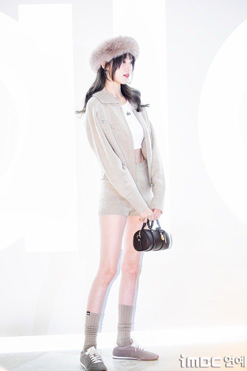 身高175公分的李聖經，選擇穿針織熱褲露出一雙大長腿。