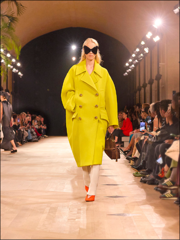 創辦人Cristóbal Balenciaga經典的繭型輪廓成為秀場重點，寬闊的落肩設計，自然展現服裝立體與層次。