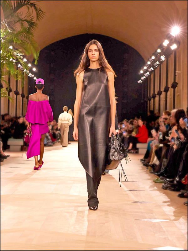 從巴黎世家品牌檔案延伸的鬱金香形皮革服裝，透過線性的垂墜感塑造優雅風格。