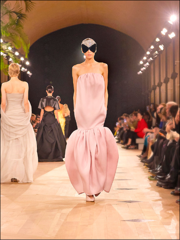 謝幕造型運用氣球輪廓勾勒優雅線條，並加入口袋細節，增添模特兒走動時的隨興感。