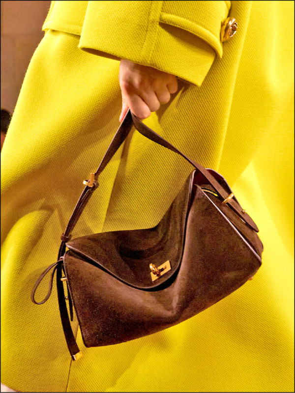 Paris VII採用經典實用的方形輪廓，結合包中包設計細節展現實用特色。圖為中型款，約99,000元，實際售價以現場為主。