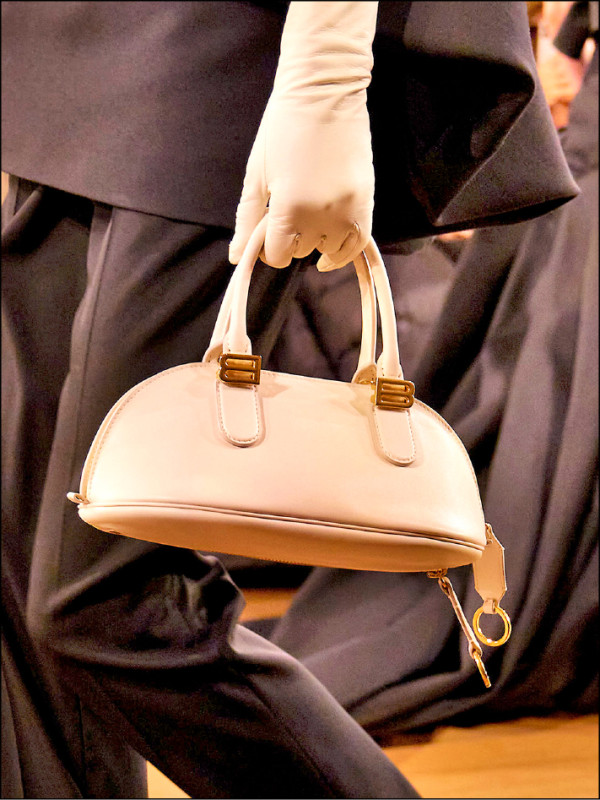 全新包款Bolero以圓弧剪裁呼應身體與服裝關係的創作主軸，提供迷你（約101,650元）與中型尺寸（約125,000元）選擇。實際售價以現場為主。