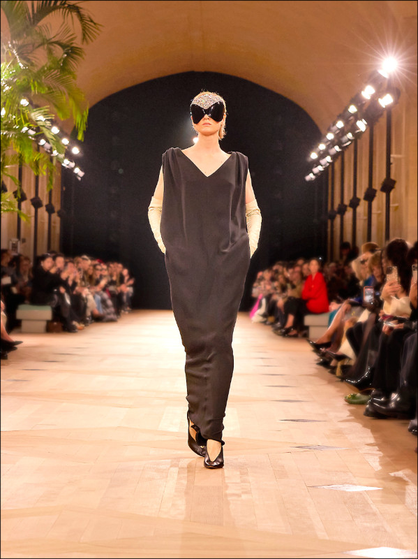 巴黎世家2026夏季系列開秀首套造型，運用柔軟面料打造袍服式廓形。