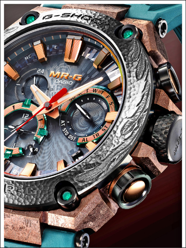 黑鐵色錶圈雕刻鳳凰，金棕色錶殼也可見點綴了日本武士刀常見的「沸」結晶紋理。