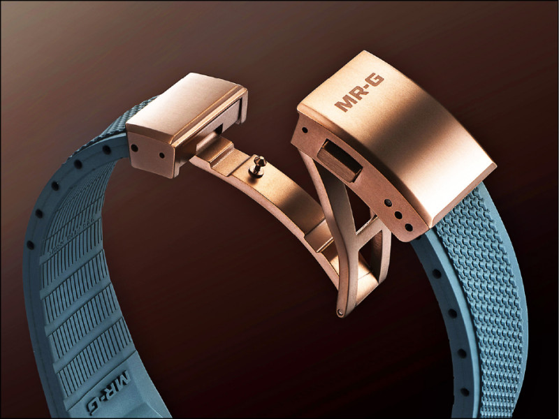 深綠色Dura Soft氟橡膠錶帶舒適耐用，點綴毘沙門龜甲紋理，帶有長壽和吉兆寓意。