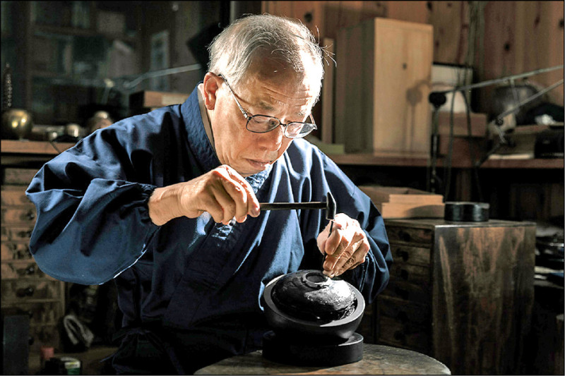 金屬工藝職人小林正雄精於金屬雕刻，全新錶款的錶圈都由他手工雕琢，圖案略有不同，皆為獨一無二之作。