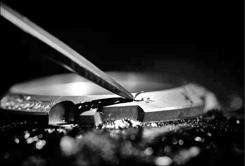 錶圈採大膽構圖，由小林正雄親自設計和雕琢。