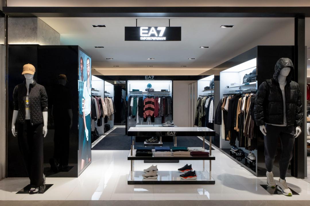 EA7台中新光三越中港店專賣店位於百貨12樓。