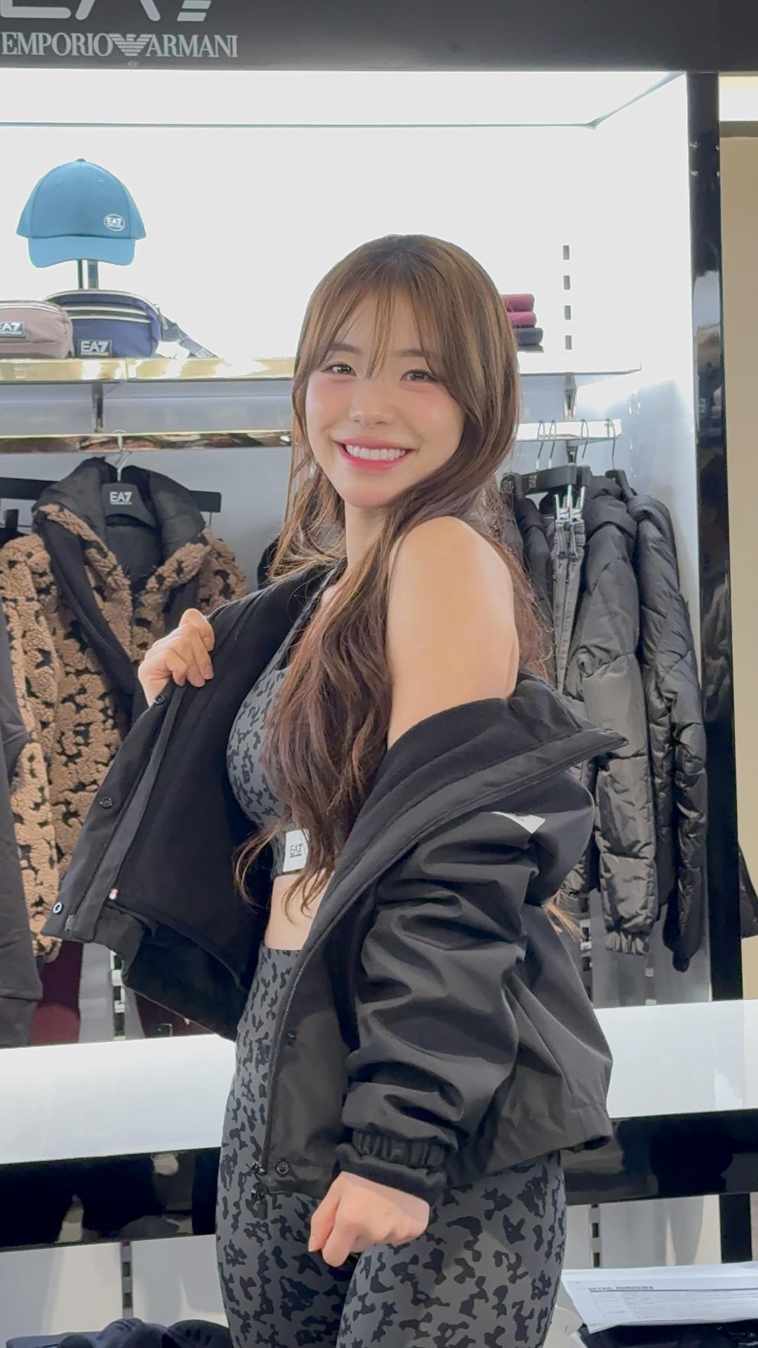 李多慧外套不穿好，露出火辣身材曲線。（圖／記者張妤瑄攝）