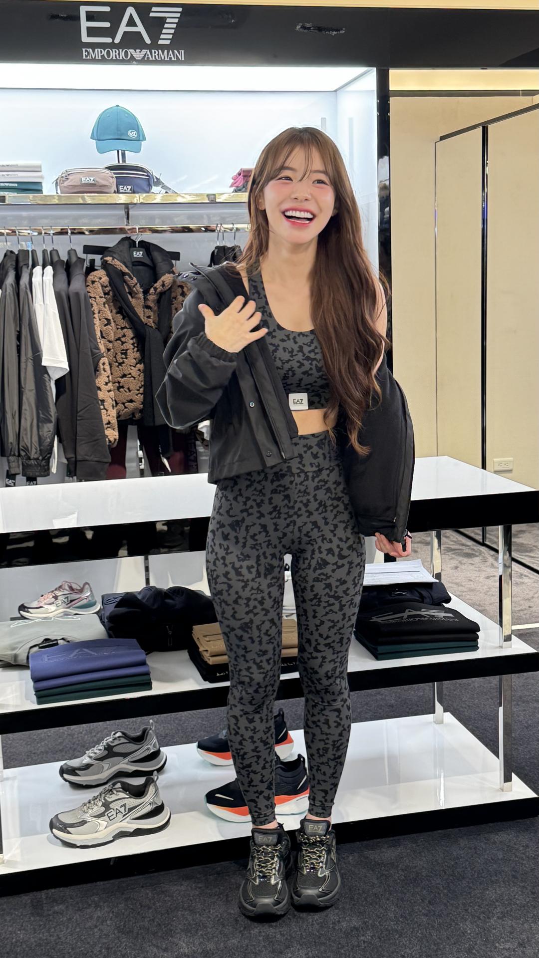 李多慧著黑色兩件式外套（NT$20,200）搭配豹紋運動內衣（NT$4,800）與健身褲（NT$4,800），足下則是黑金混色運動鞋（NT$9,600）。（圖／記者張妤瑄攝）