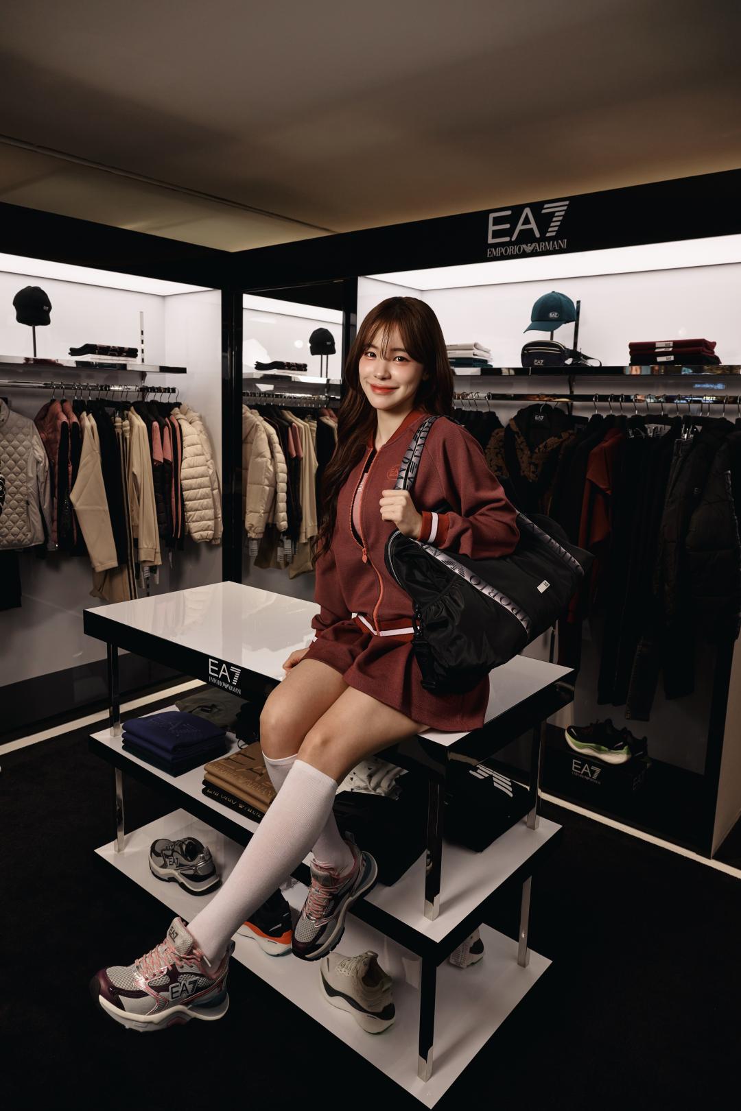 另一套造型，李多慧換穿藕粉色運動套裝，運動內衣（NT$2,400）外套（NT$8,400）、網球裙（NT$7,000）及三色混色運動鞋（NT$9,600）。