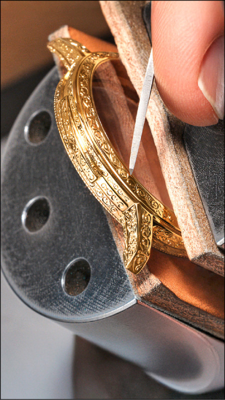 手工雕刻大師在金屬錶殼精準刻畫出數以千計的細密刻紋，藉由線雕工藝鐫刻與錶盤主題呼應的圖案。