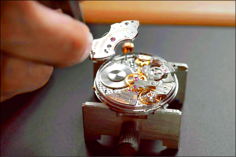 江詩丹頓1731超薄三問報時機芯歷經4年研發而成，憑藉單一手動上鍊發條盒，提供65小時動力儲存。