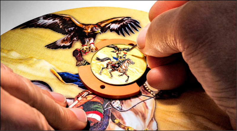 琺瑯彩繪大師運用極細的筆刷逐層上色，光是此步驟每一個錶盤工序就耗時約120小時。