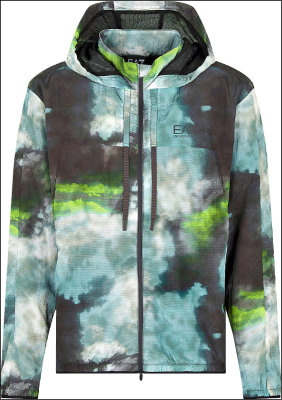 男裝印花連帽外套使用VENTUS7科技面料製成，兼具舒適度與時尚感，12,800元。