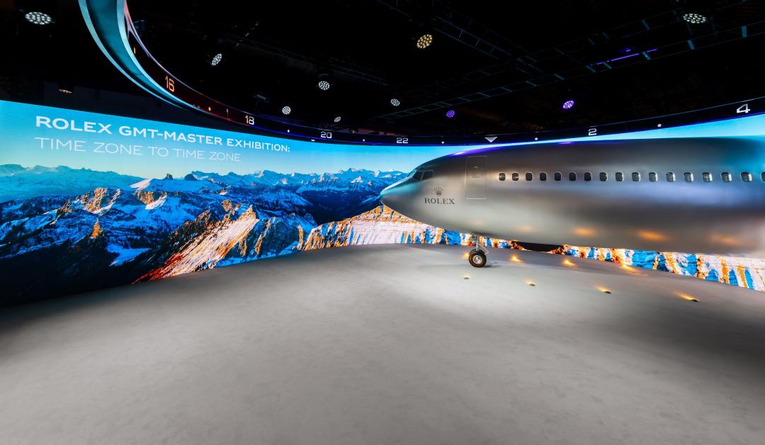 展覽入口以一架飛機呼應GMT-Master誕生的原因和年代。(勞力士提供，以下同)