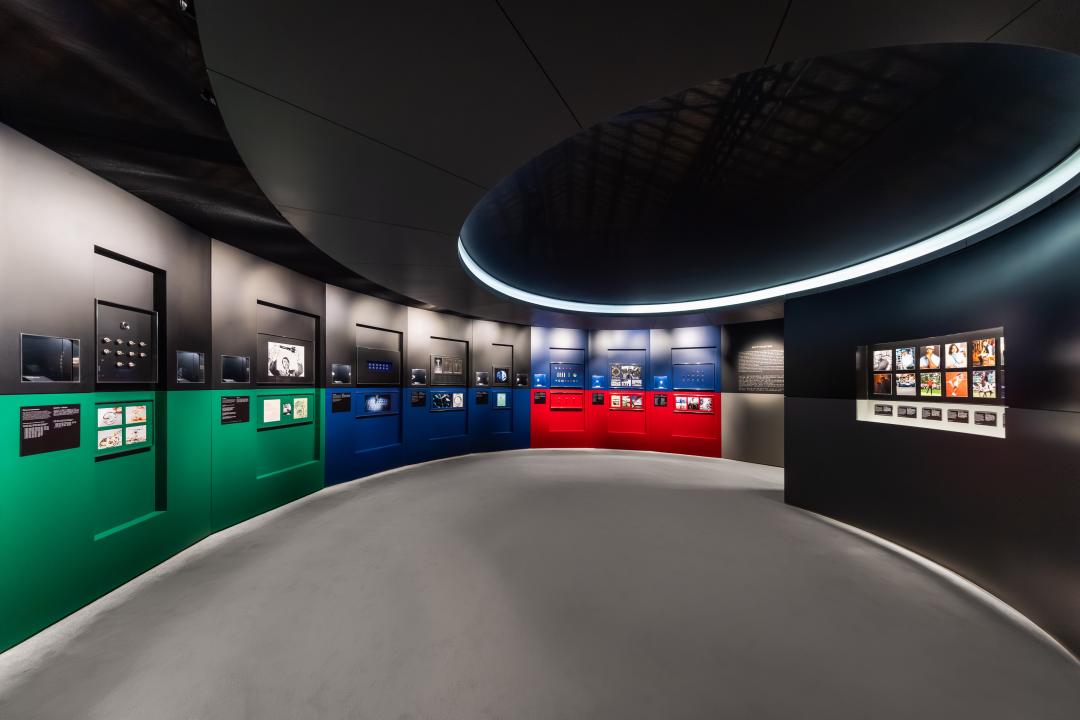 骨董作品和新作完整展出。