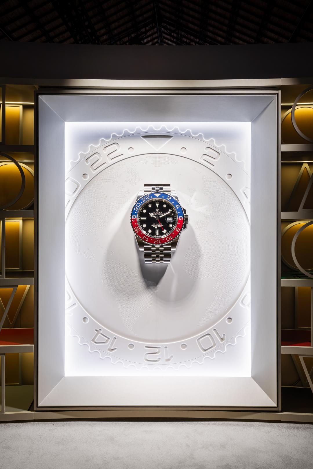 巨型GMT-Master成為拍照熱點。