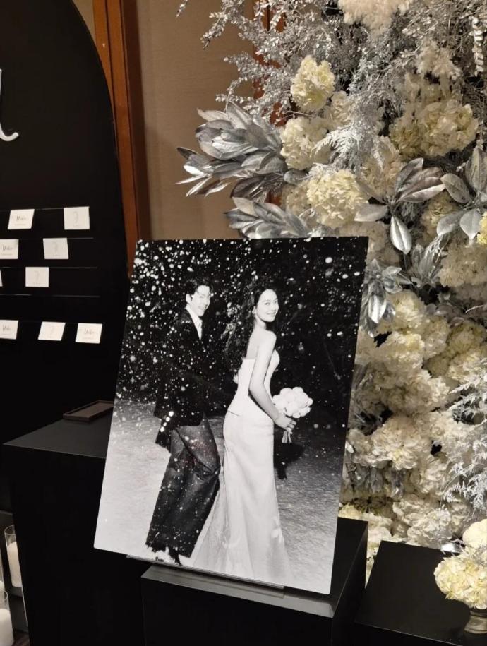 婚禮現場布置走優雅風格。(翻攝自Weibo)